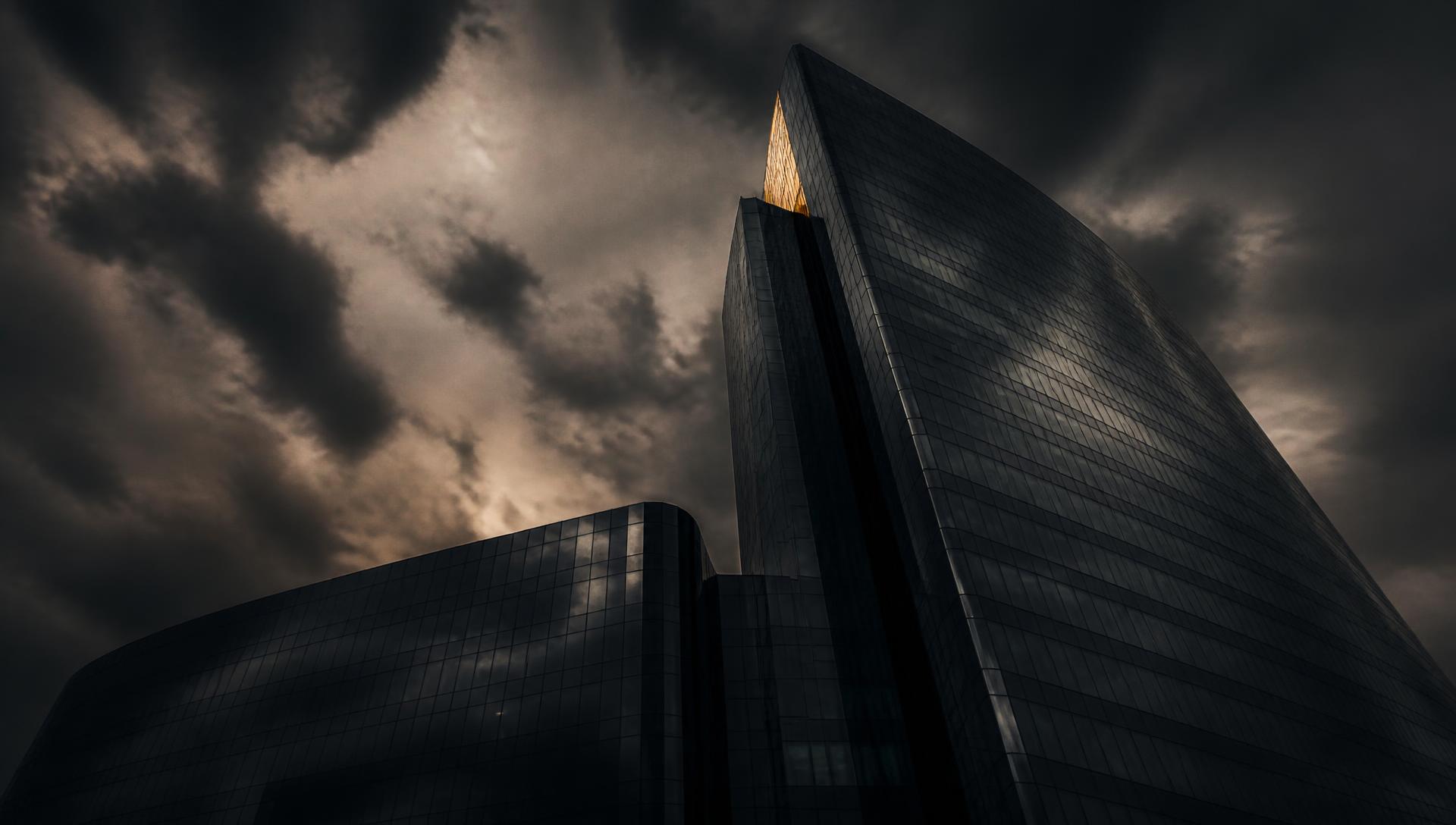 Moderne wolkenkrabbers tegen een donkere lucht